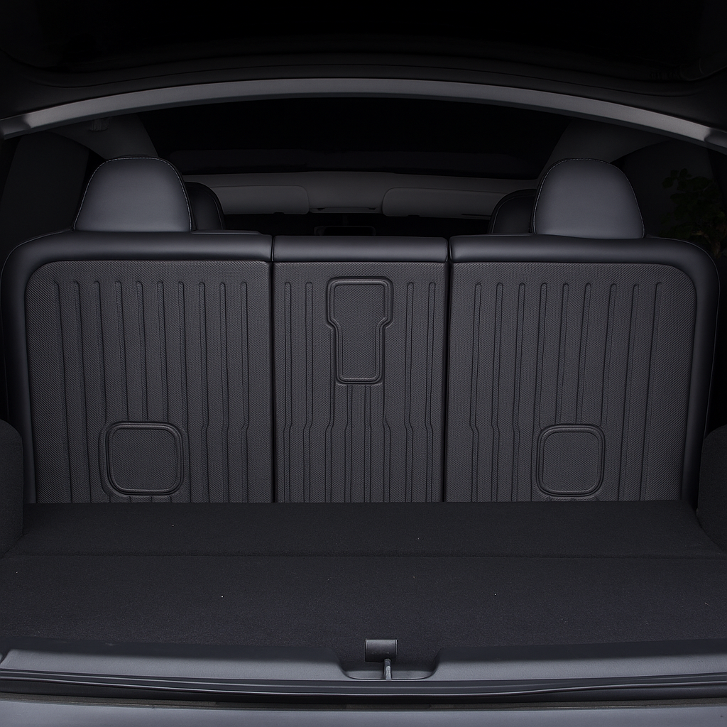 Bakre ryggstödsskydd installerat i en Tesla Model Y, sett från bagageutrymmet